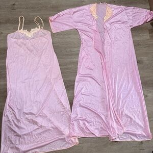 VTG Vanity Fair Large 2 Pc Nightgown & Robe Peignoir Set Coral pink lace 60s